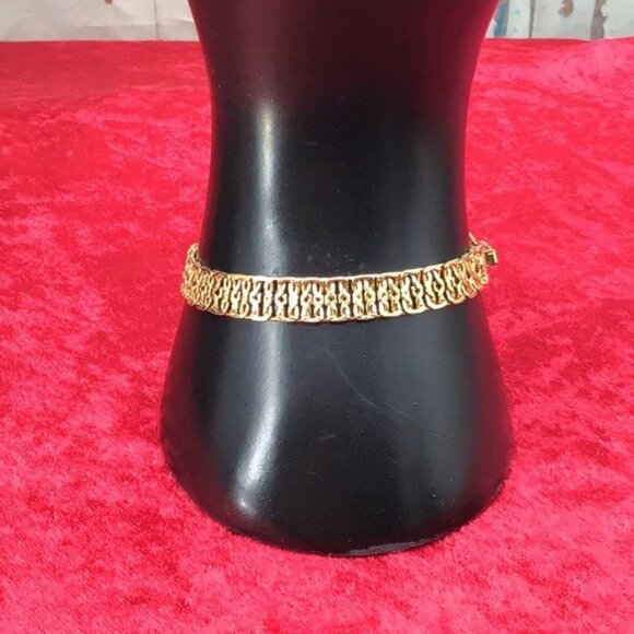 Vintage Napier Gold-Tone Link Bracelet With Ornate Design & Fold-Over Clasp - Picture 5 of 5